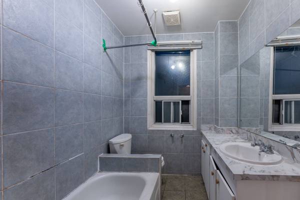 716 Lansdowne AVE #Upper, Toronto W02, ON M6H 3Y8