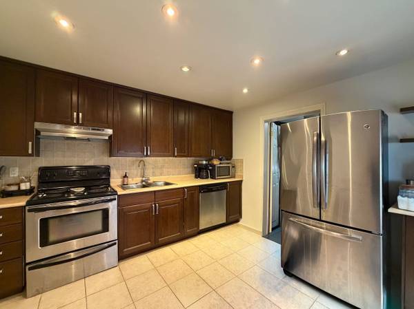429 Ossington AVE #Main, Toronto C01, ON M6J 3A6