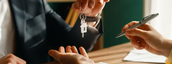 feature image of How Licensed Realtor Real Estate Agent Services Reduce Risk for Home Sellers?