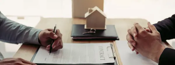 feature image of Benefits of Using a Fully Licensed Realtor Real Estate Agent Service
