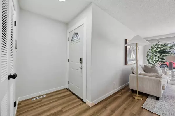 975 Northmount DR NW, Calgary, AB T2L 0B1