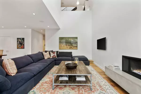 23 Wexford WAY SW, Calgary, AB T3H 0H1