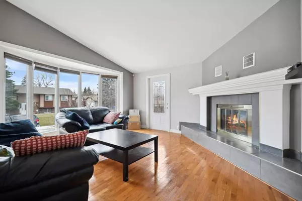 83 Berkley Rise NW, Calgary, AB T3K 1A6