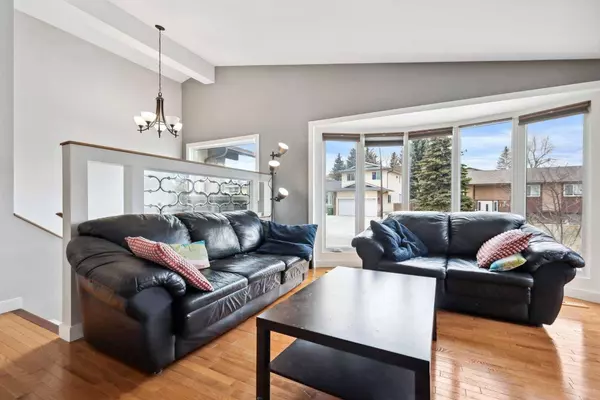 83 Berkley Rise NW, Calgary, AB T3K 1A6