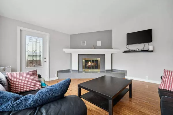 83 Berkley Rise NW, Calgary, AB T3K 1A6