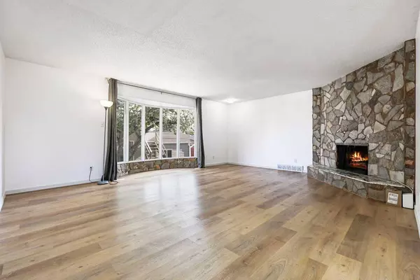 32 Bracebridge CRES SW, Calgary, AB T2W 0Y7