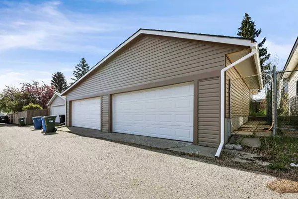 32 Bracebridge CRES SW, Calgary, AB T2W 0Y7