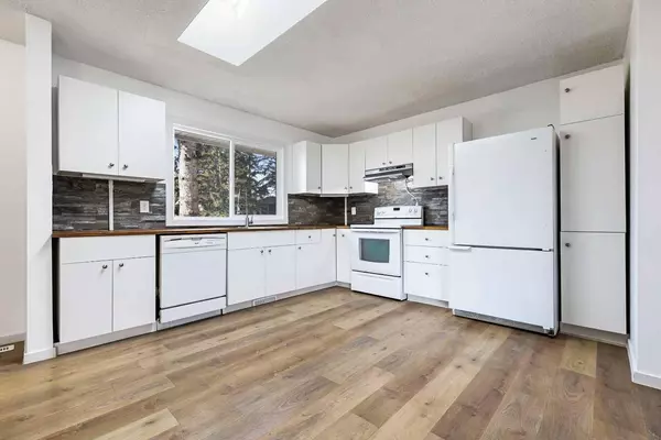 32 Bracebridge CRES SW, Calgary, AB T2W 0Y7