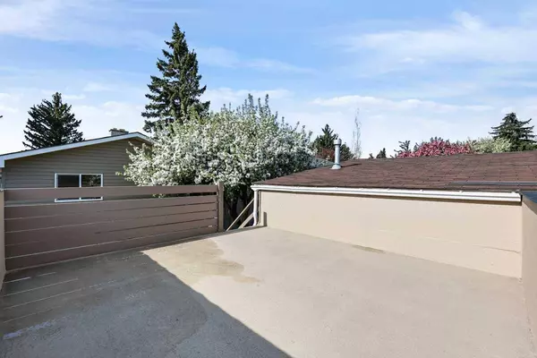32 Bracebridge CRES SW, Calgary, AB T2W 0Y7
