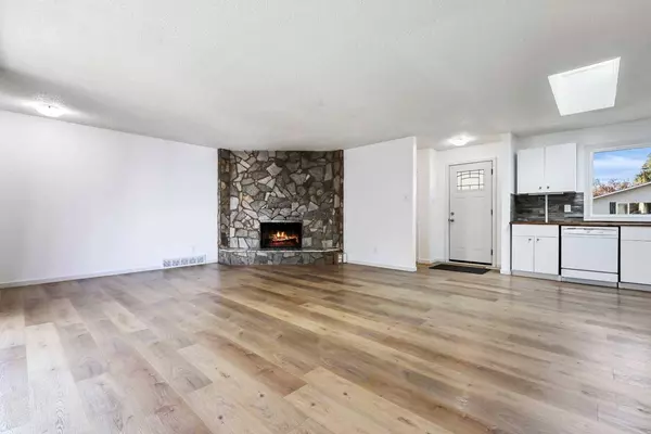 32 Bracebridge CRES SW, Calgary, AB T2W 0Y7