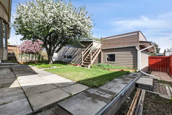 32 Bracebridge CRES SW, Calgary, AB T2W 0Y7