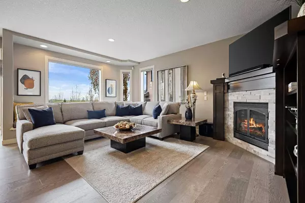 92 Crestridge WAY SW, Calgary, AB T3B 5Z2