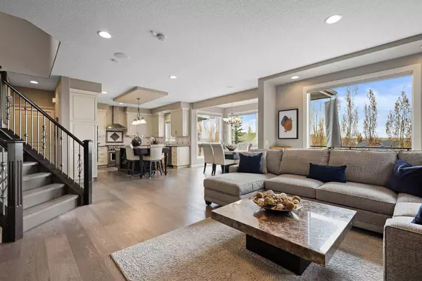 92 Crestridge WAY SW, Calgary, AB T3B 5Z2