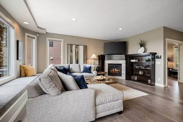 92 Crestridge WAY SW, Calgary, AB T3B 5Z2