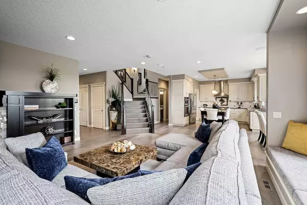 92 Crestridge WAY SW, Calgary, AB T3B 5Z2