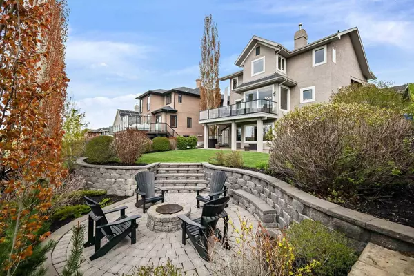 92 Crestridge WAY SW, Calgary, AB T3B 5Z2