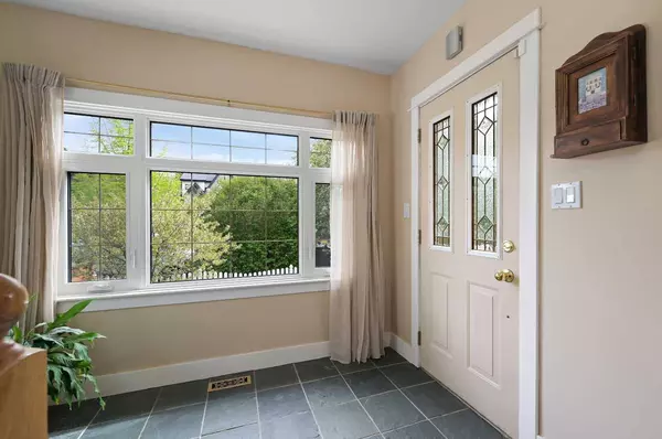 314 10 AVE NE, Calgary, AB T2E 0X2