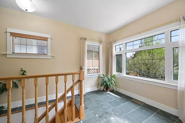 314 10 AVE NE, Calgary, AB T2E 0X2