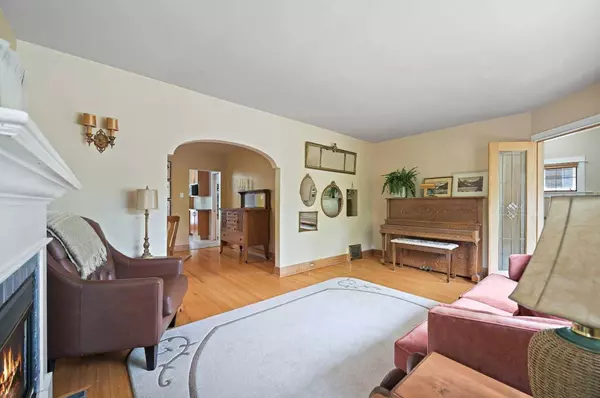 314 10 AVE NE, Calgary, AB T2E 0X2