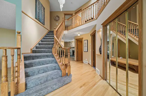 218 Diamond DR SE, Calgary, AB T2J 7C8