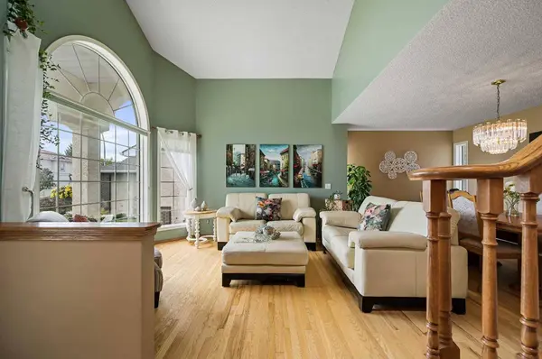 218 Diamond DR SE, Calgary, AB T2J 7C8