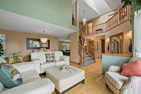 218 Diamond DR SE, Calgary, AB T2J 7C8