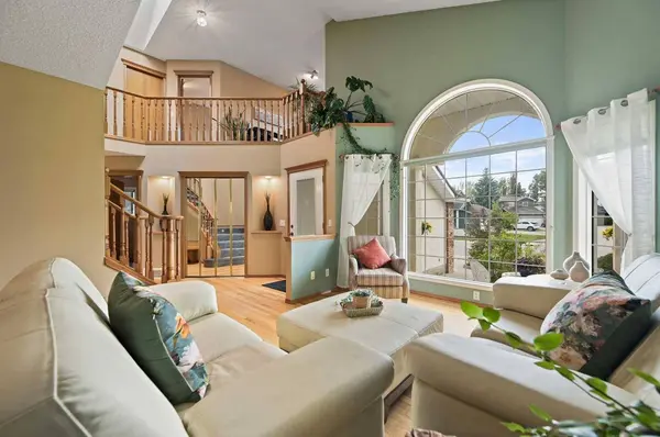 218 Diamond DR SE, Calgary, AB T2J 7C8