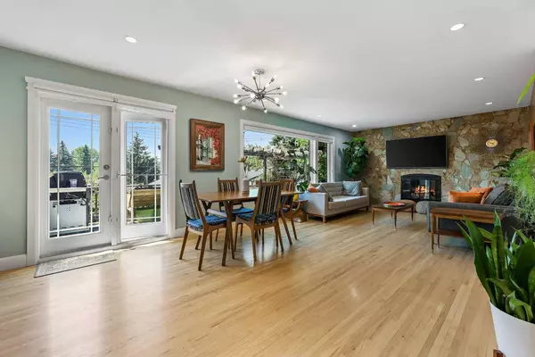 21 Columbia PL NW, Calgary, AB T2L 0R4