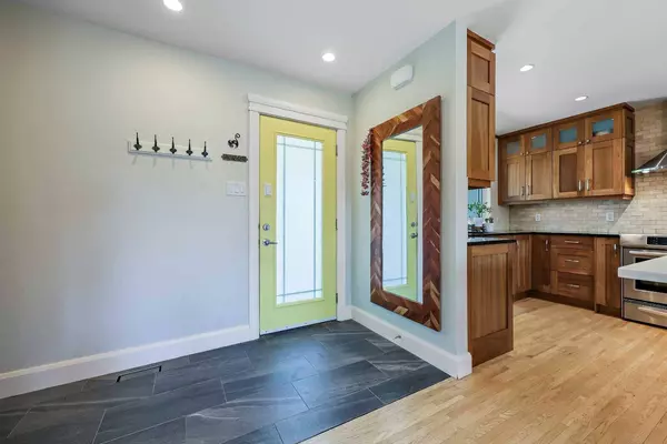 21 Columbia PL NW, Calgary, AB T2L 0R4