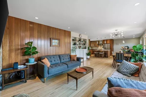 21 Columbia PL NW, Calgary, AB T2L 0R4