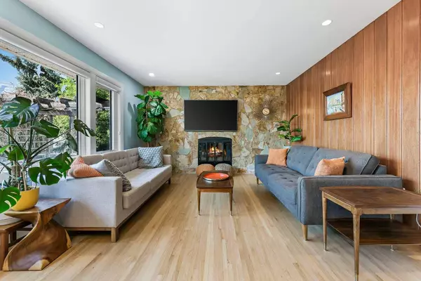 21 Columbia PL NW, Calgary, AB T2L 0R4