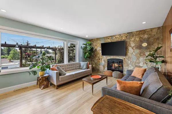 21 Columbia PL NW, Calgary, AB T2L 0R4