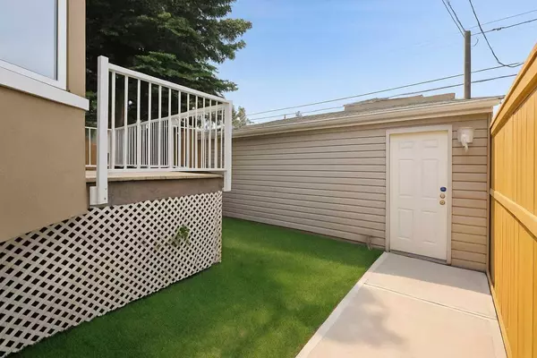 2809 24A ST SW #2, Calgary, AB T3E 1W4