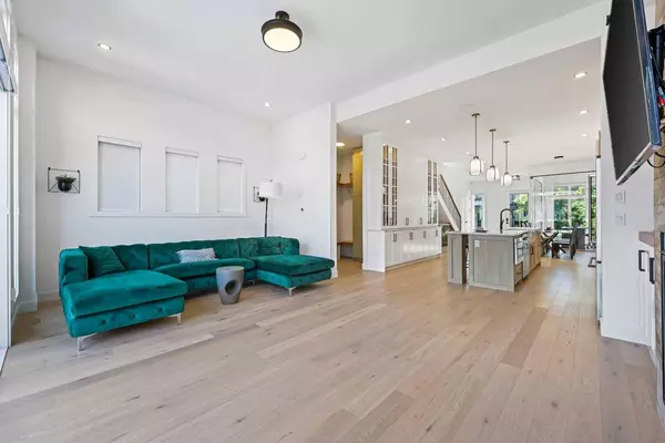 924 21 AVE NW, Calgary, AB T2M 1K6