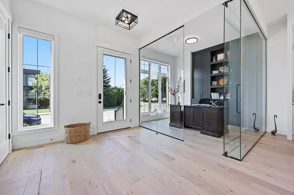 924 21 AVE NW, Calgary, AB T2M 1K6