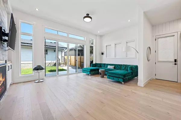 924 21 AVE NW, Calgary, AB T2M 1K6