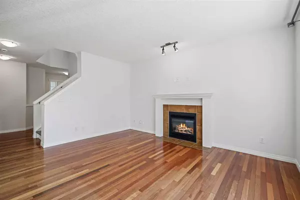 19 Rockyspring GN NW, Calgary, AB T3G 6A3