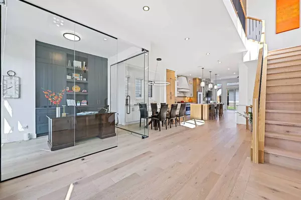 924 21 AVE NW, Calgary, AB T2M 1K6