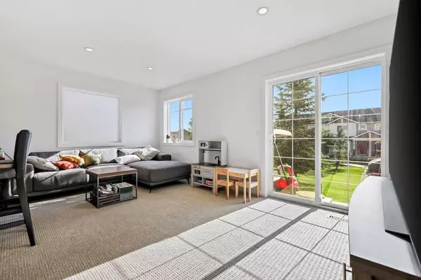 250 Pantego LN NW, Calgary, AB T3K 0T1