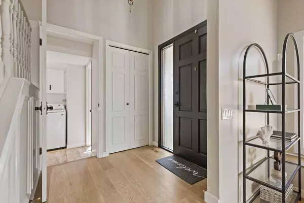 7212 Range DR NW, Calgary, AB T3G 1P7