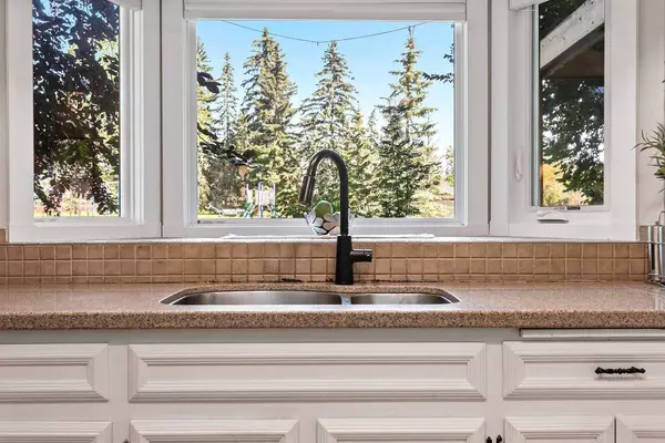 7212 Range DR NW, Calgary, AB T3G 1P7