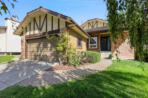 7212 Range DR NW, Calgary, AB T3G 1P7