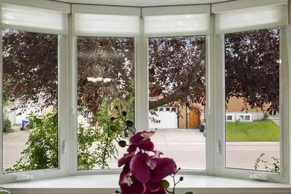 5232 Marshall RD NE, Calgary, AB T2A 2Y9