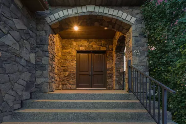 24 Fortress CT SW, Calgary, AB T3H 0T8