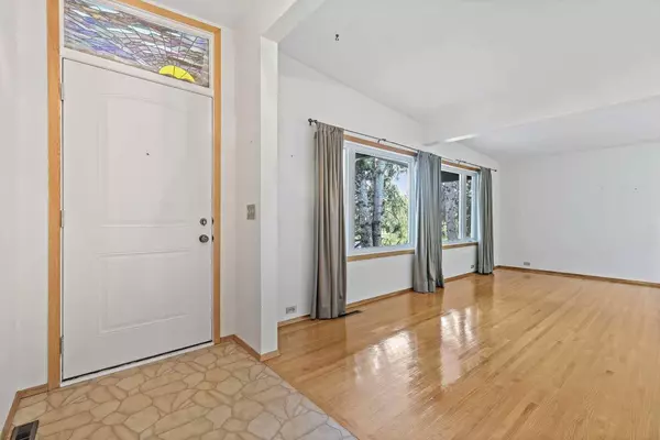 10623 Bradbury DR SW, Calgary, AB T2W 1Z9