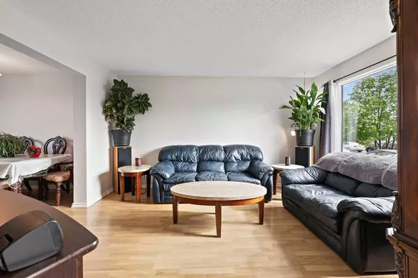 191 Castlebrook RD NE, Calgary, AB T3J 2C5