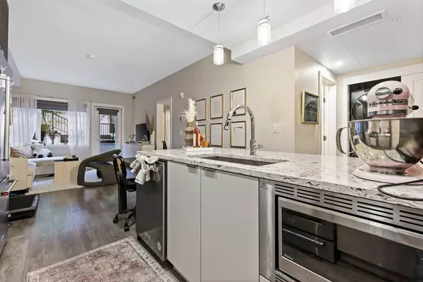 3375 15 ST SW #111, Calgary, AB T2T 4A2