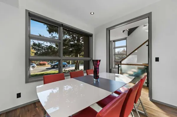 2702 28 AVE SW, Calgary, AB T3E 2B1