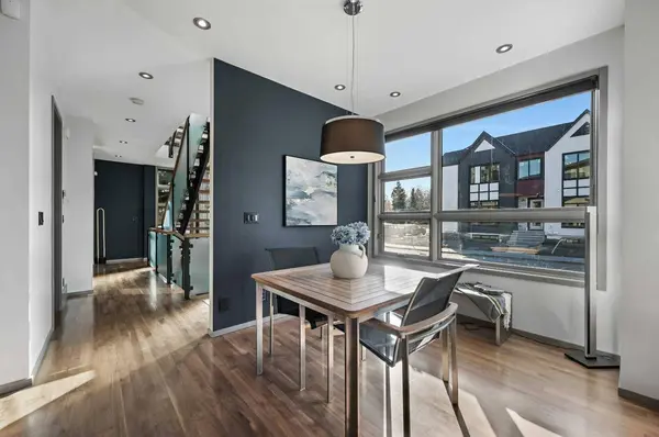 2702 28 AVE SW, Calgary, AB T3E 2B1
