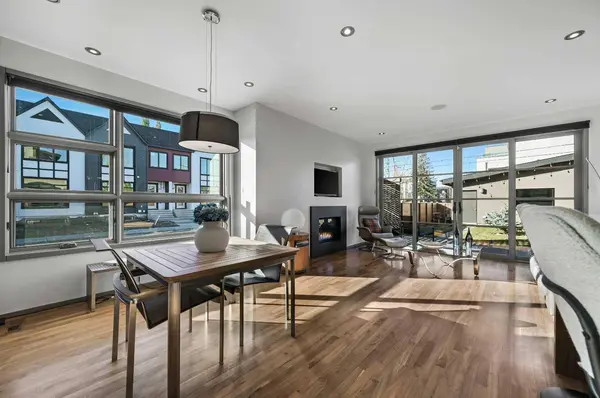 2702 28 AVE SW, Calgary, AB T3E 2B1